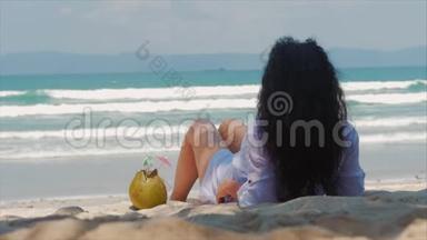 年轻的女人或快乐的女孩，<strong>在</strong>海滩上晒日光浴，享受海洋，<strong>在阳光下</strong>喝椰子，<strong>在阳光下</strong>放松